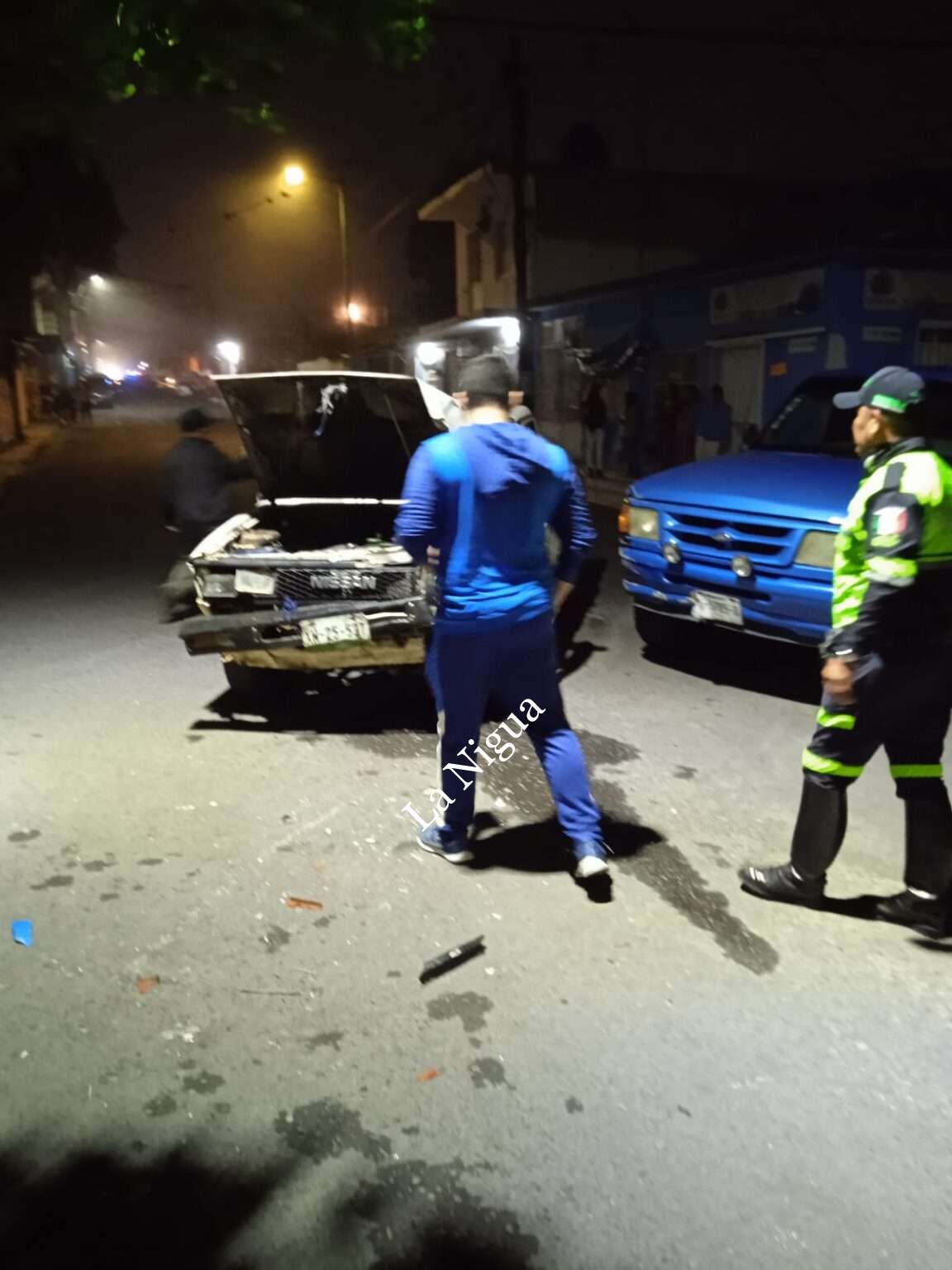 Deja daños materiales choque de camionetas