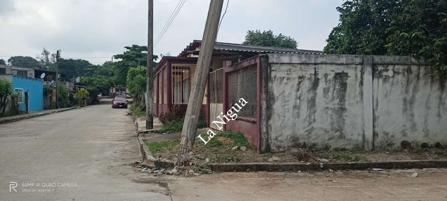 Piden retirar poste de CFE a punto de caerse