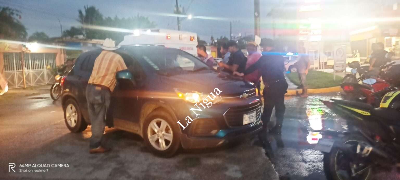 Un lesionado deja choque entre motocicleta y auto particular