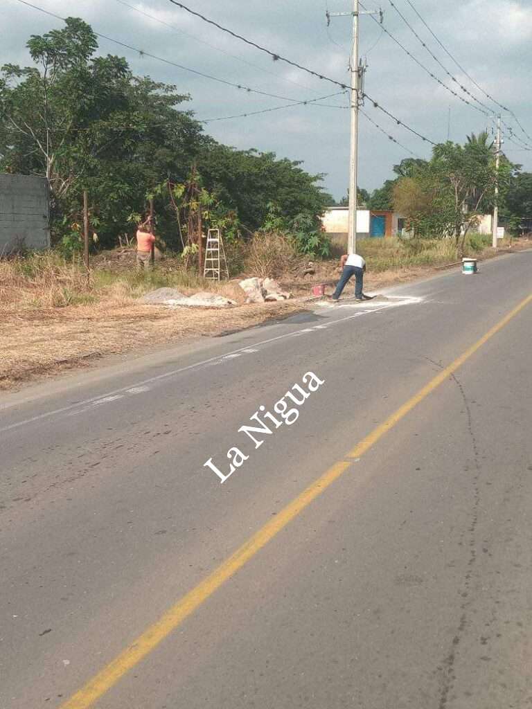 Pbstruyen parte de carretera durante construcción