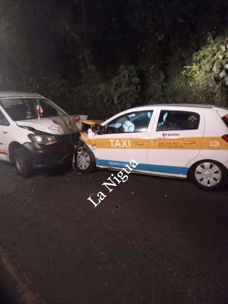 Dos lesionados en choque de frente entre taxi y camioneta