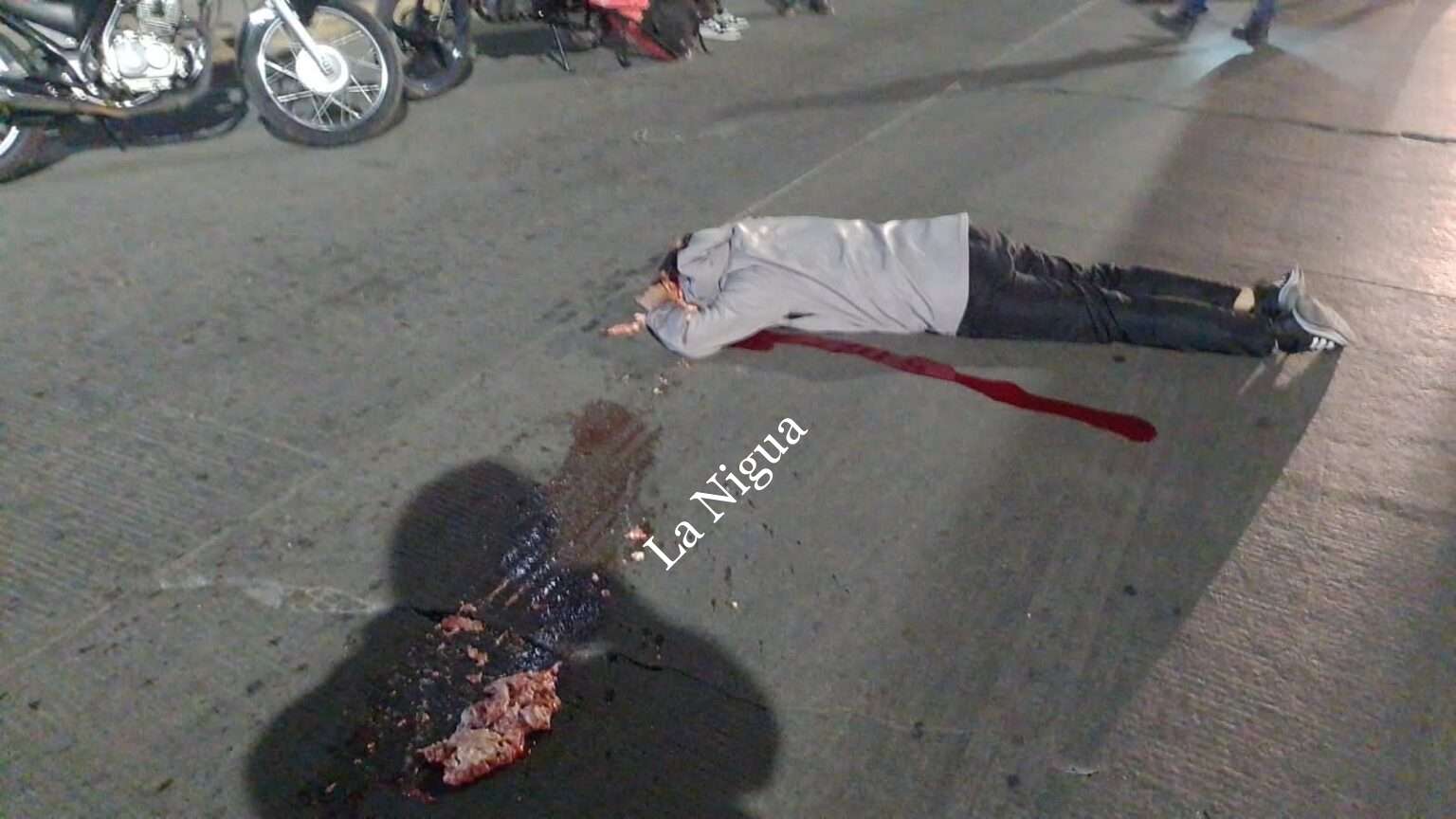 Se lanza a un AU y muere