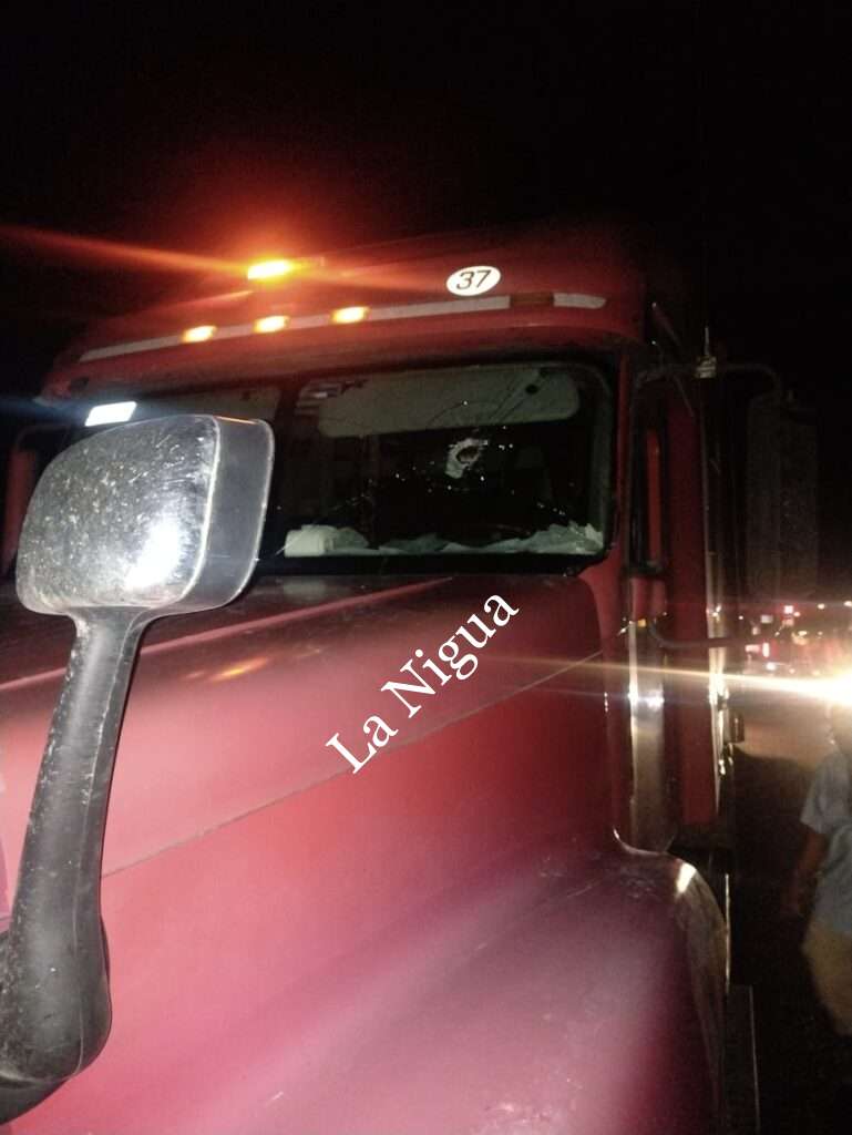 Arrojan piedras a camiones de carga y automóviles en la carretera Las Choapas-Ocozocoautla