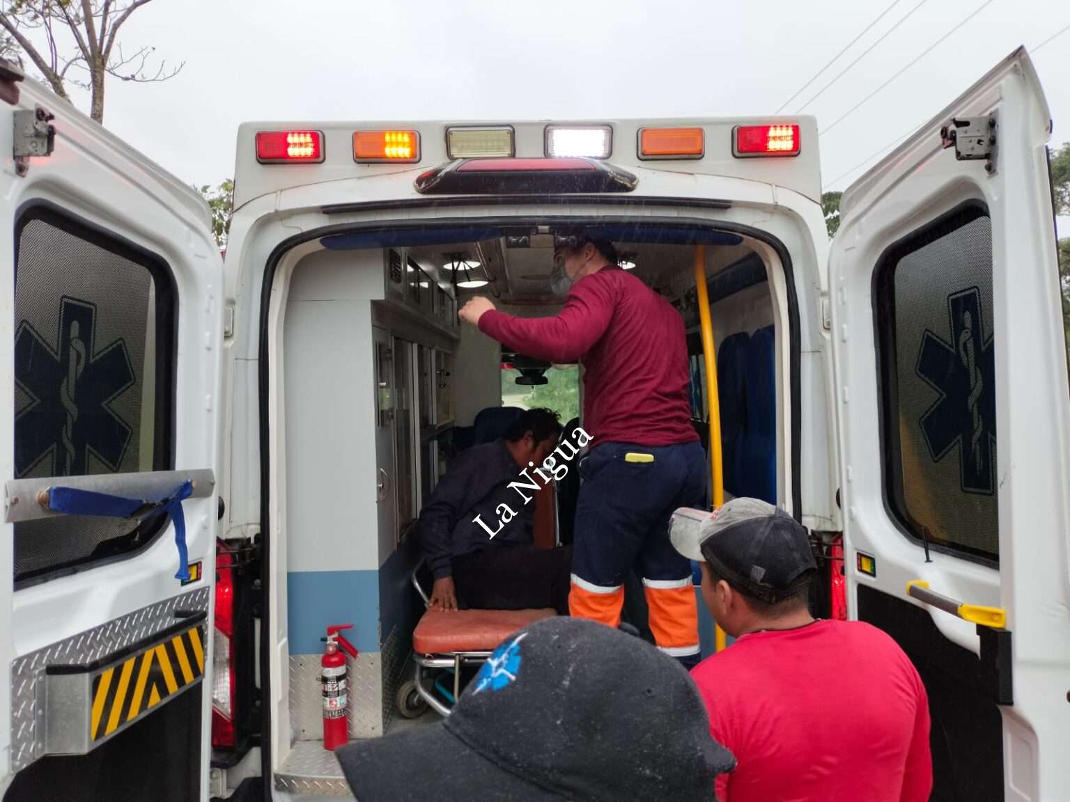 Casi muere al tratar de arreglar la falta de energía eléctrica en su comunidad