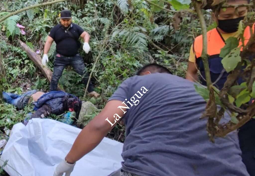 Ejecutan a tres hombres en La Perla.