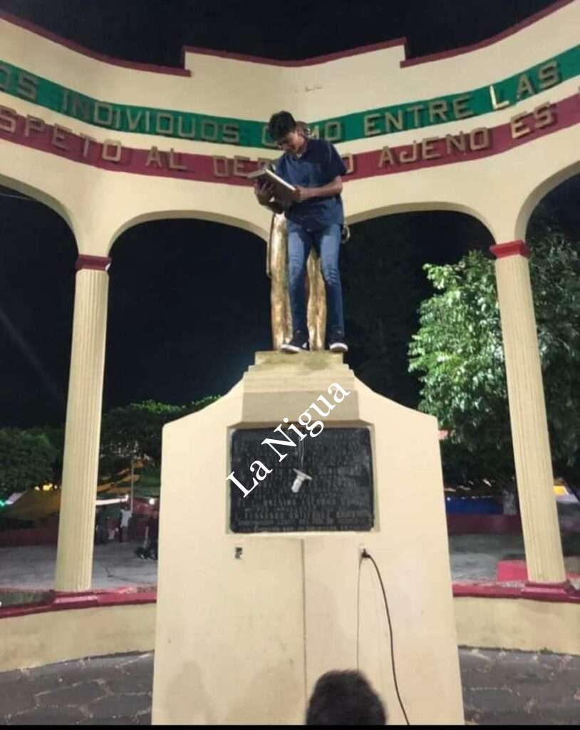 Jóvenes alcoholizados se suben a la estatua de Benito Juárez en Las Choapas
