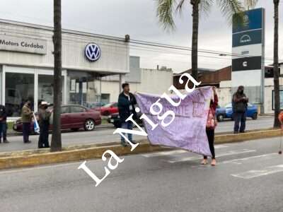 Bloquean bulevar para exigir mejor trato en el Yanga 2 IMG 20230113 WA0246