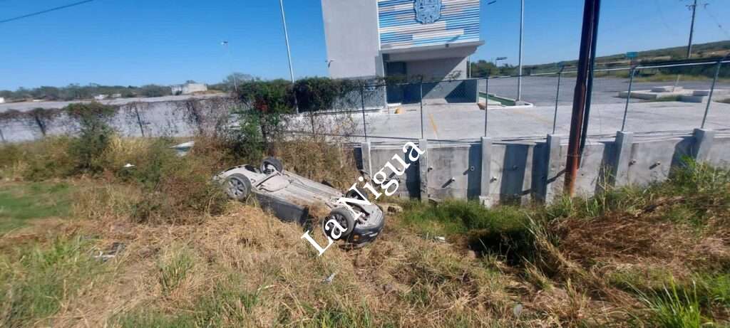 Auto compacto choca contra autobús y vuelca