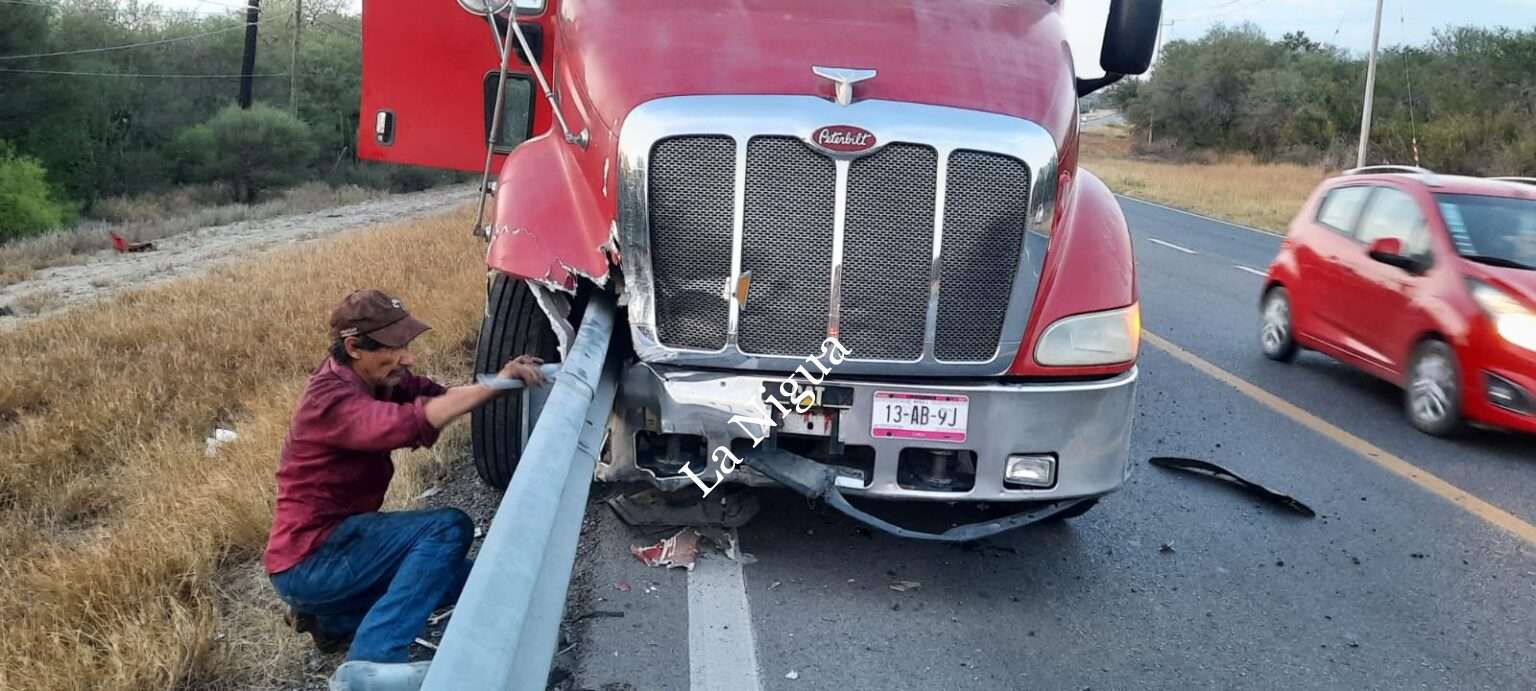 Tráiler choca contra barrera de contención a la altura de Santa Engracia