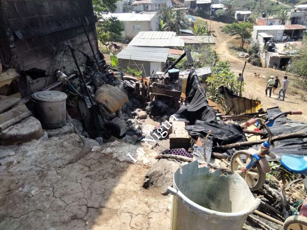 Incendio consume humilde vivienda