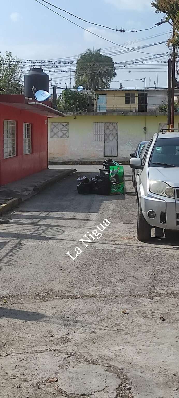 Bolsas de basura impiden el libre tránsito