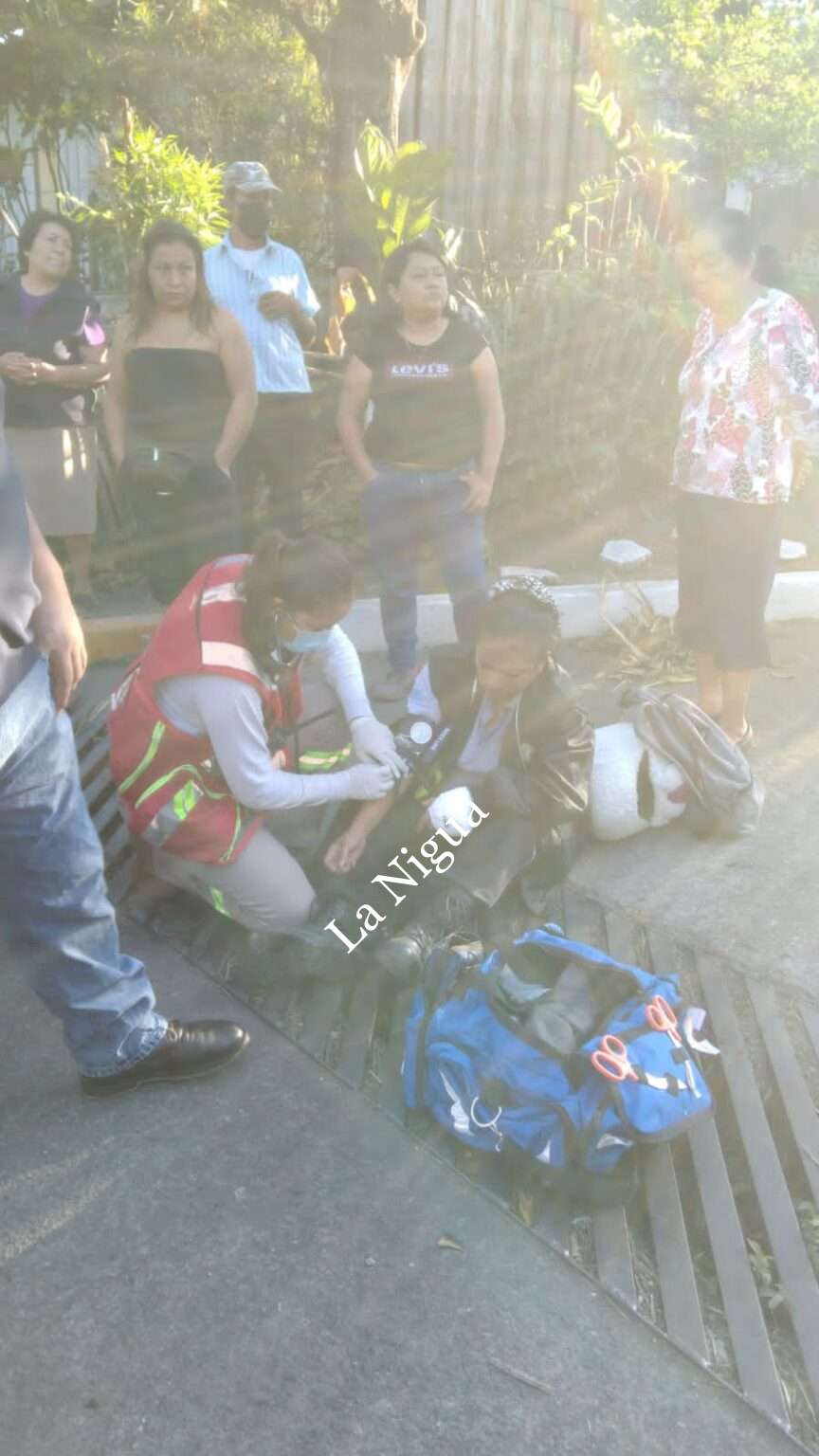 Moto vs auto en Atoyac, deja una lesionada