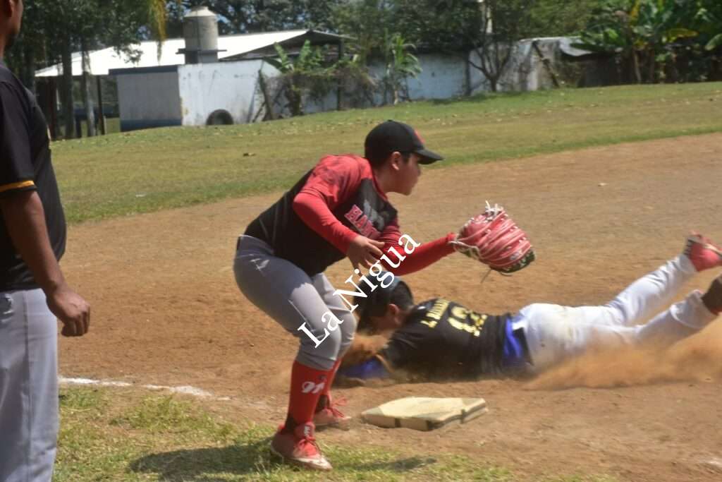 Siete de la Liga 30 Caballeros ala visoria estatal de béisbol 13-14
