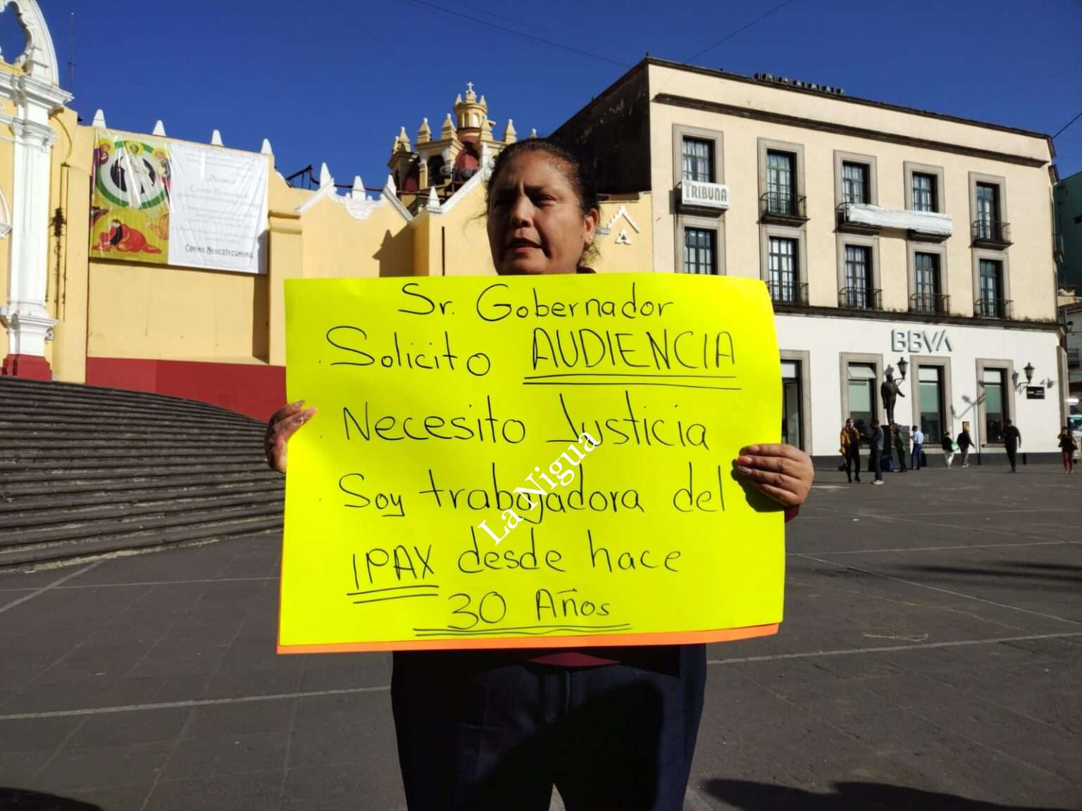 Trabajadora del IPAX pide que la dejen seguir trabajando en Xalapa