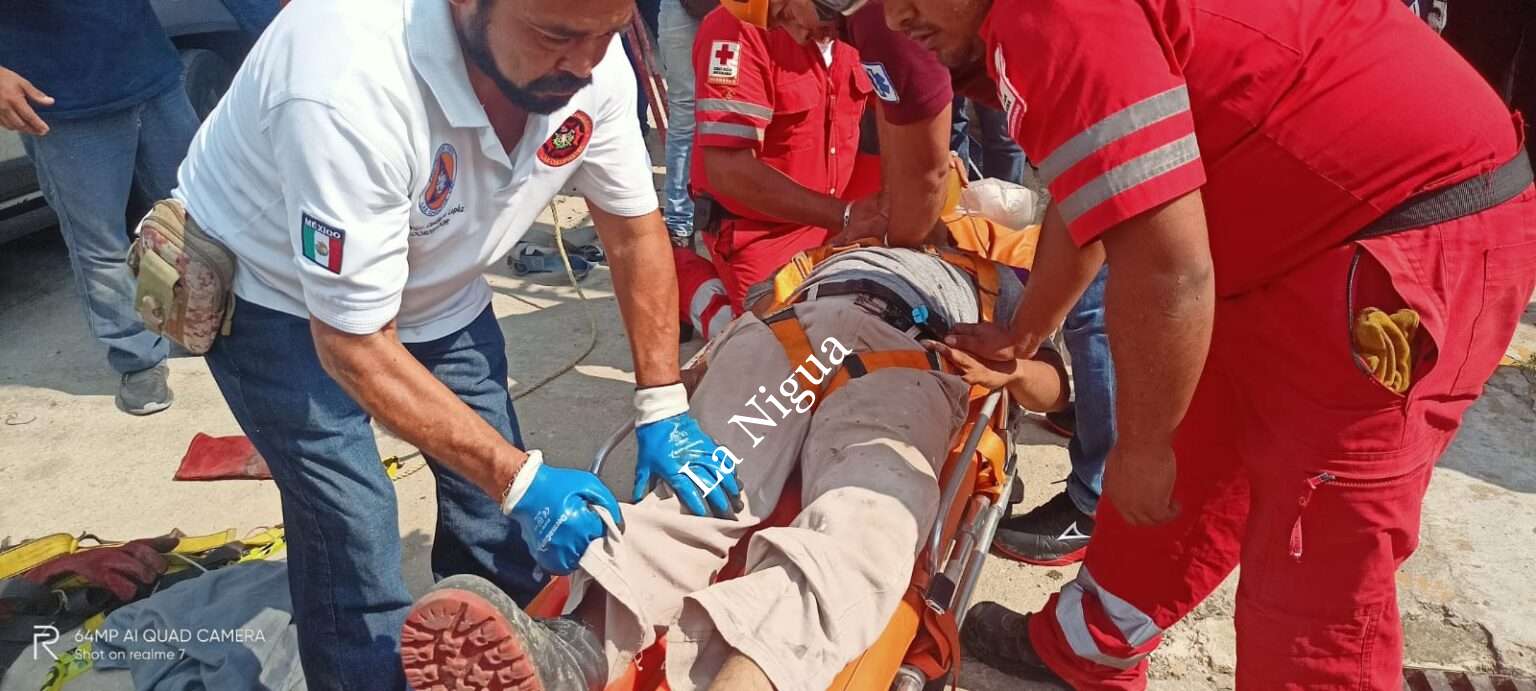 Hombre se electrocuta y muere cuando colocaba un anuncio espectacular en Las Choapas