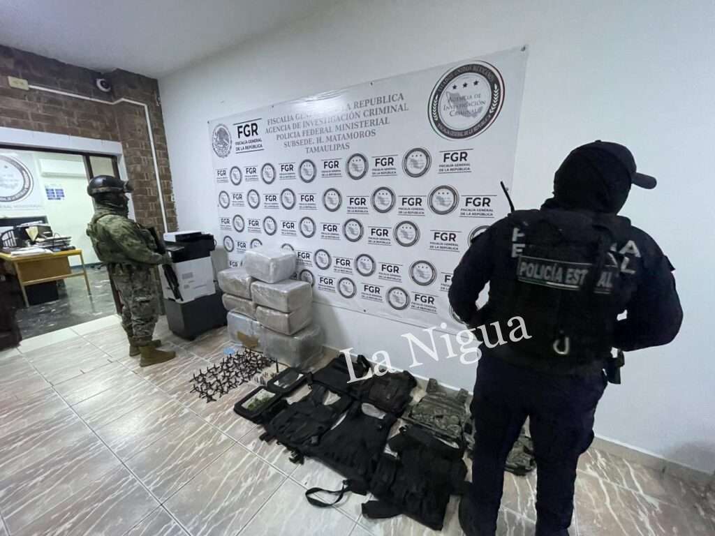Aseguran vehículo abandonado con equipo táctico y marihuana en Matamoros