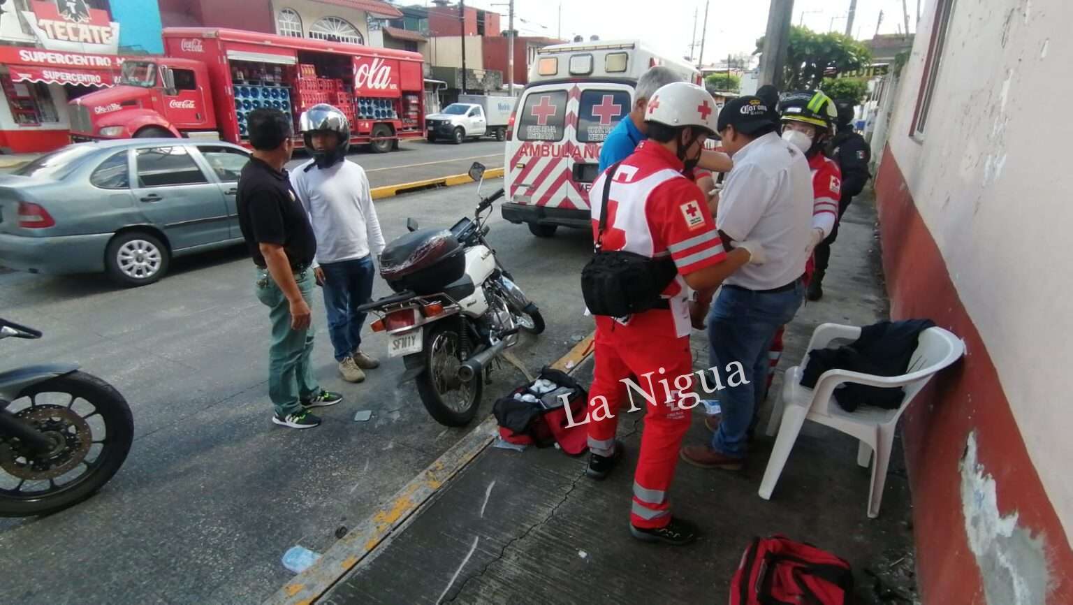 Bus lo atropella y se sube a acera