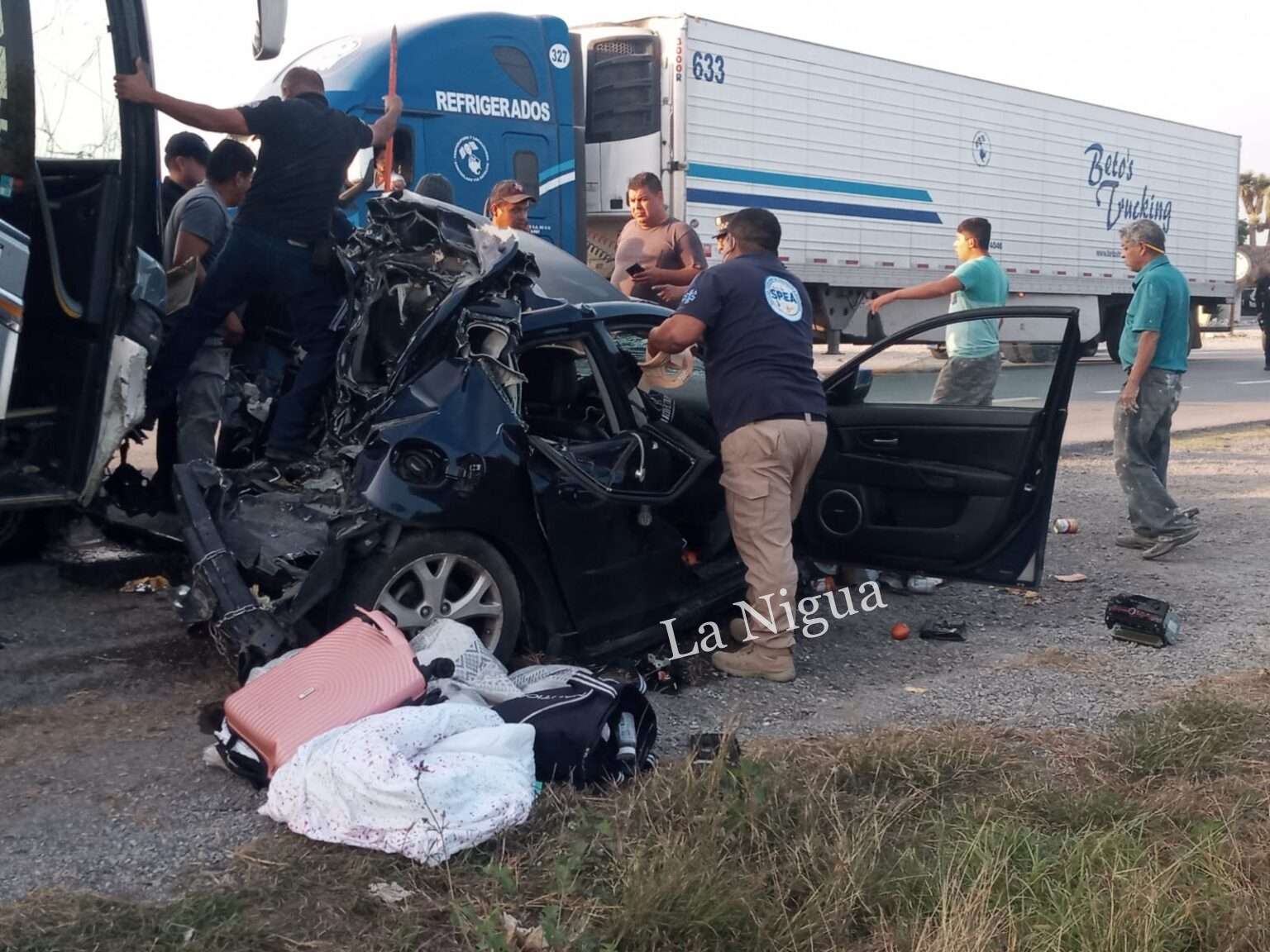 Una mujer fallecida y varios heridos deja choque entre autobús y dos vehículos a la altura de Jiménez.
