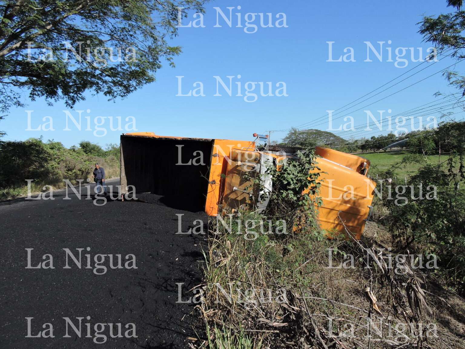 Le explota neumático y termina volcando