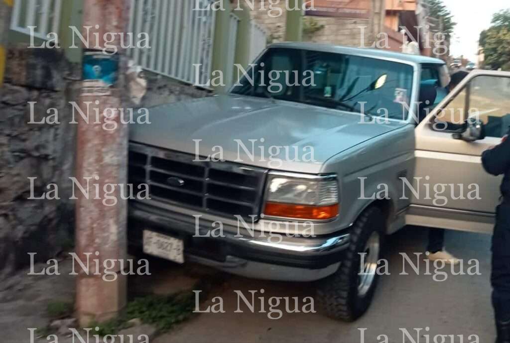 Camioneta choca contra poste en la Zona Centro