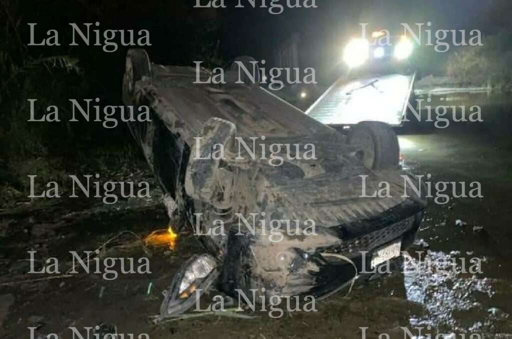 A punto de quedar aplastado en aparatosa volcadura