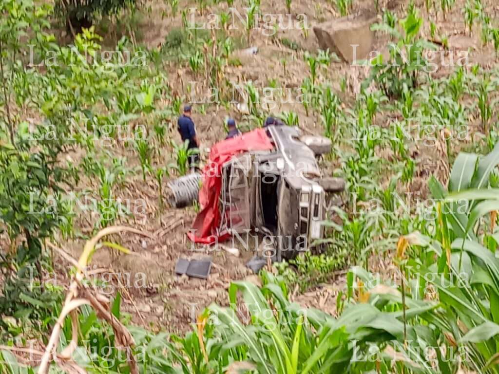 PAREJA VIVE DE MILAGRO TRAS CAER A UN BARRANCO
