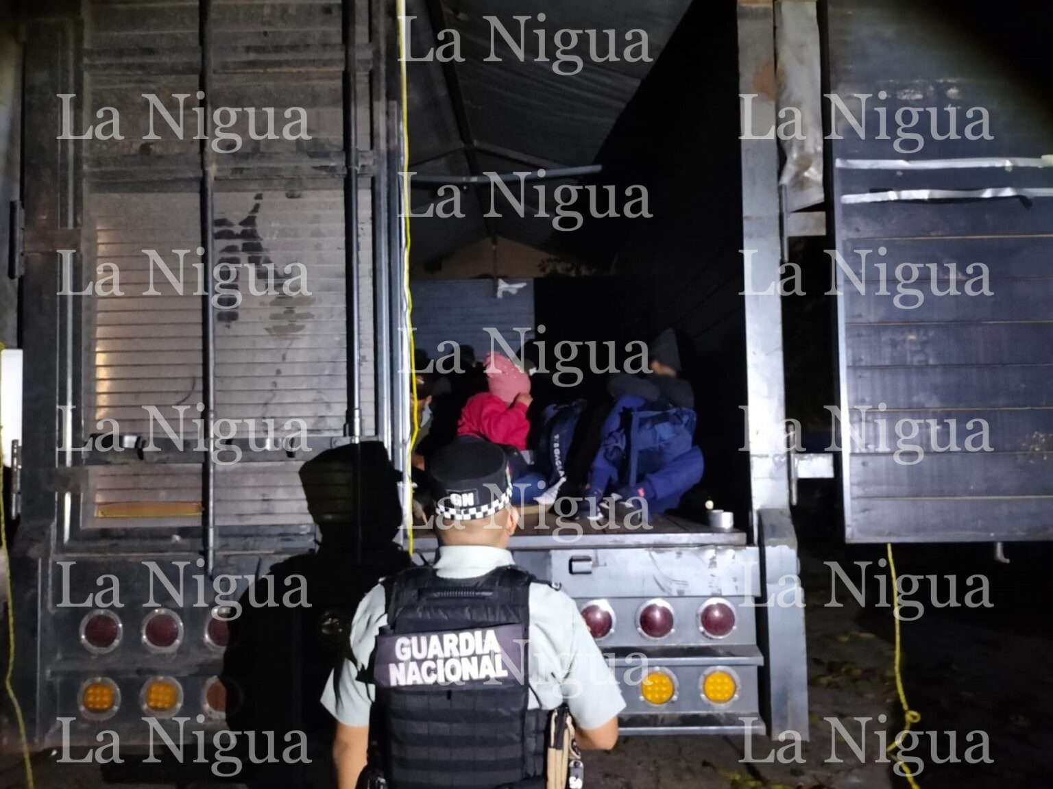 EN VERACRUZ, GUARDIA NACIONAL DETIENE A DOS PERSONAS POR TRANSPORTAR ILEGALMENTE A PERSONAS MIGRANTES