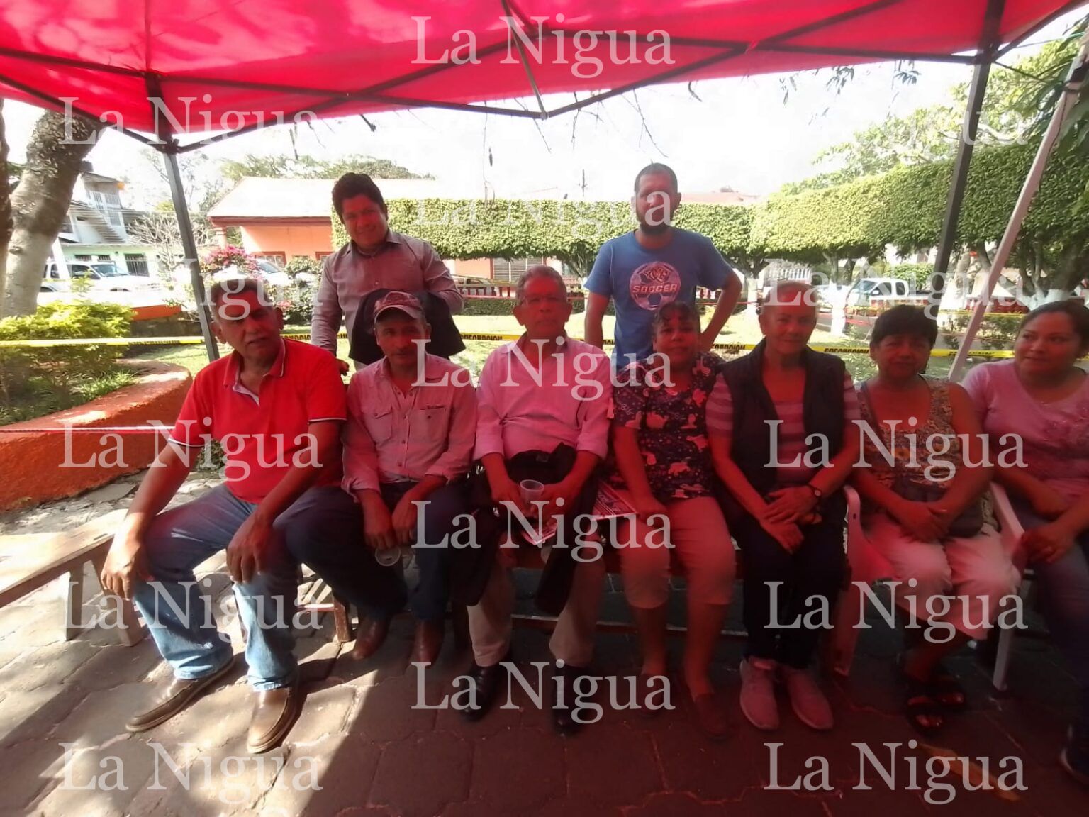 Vecinos siguen durmiendo en parque público para evitar que lo destruyan para la creación de un edificio