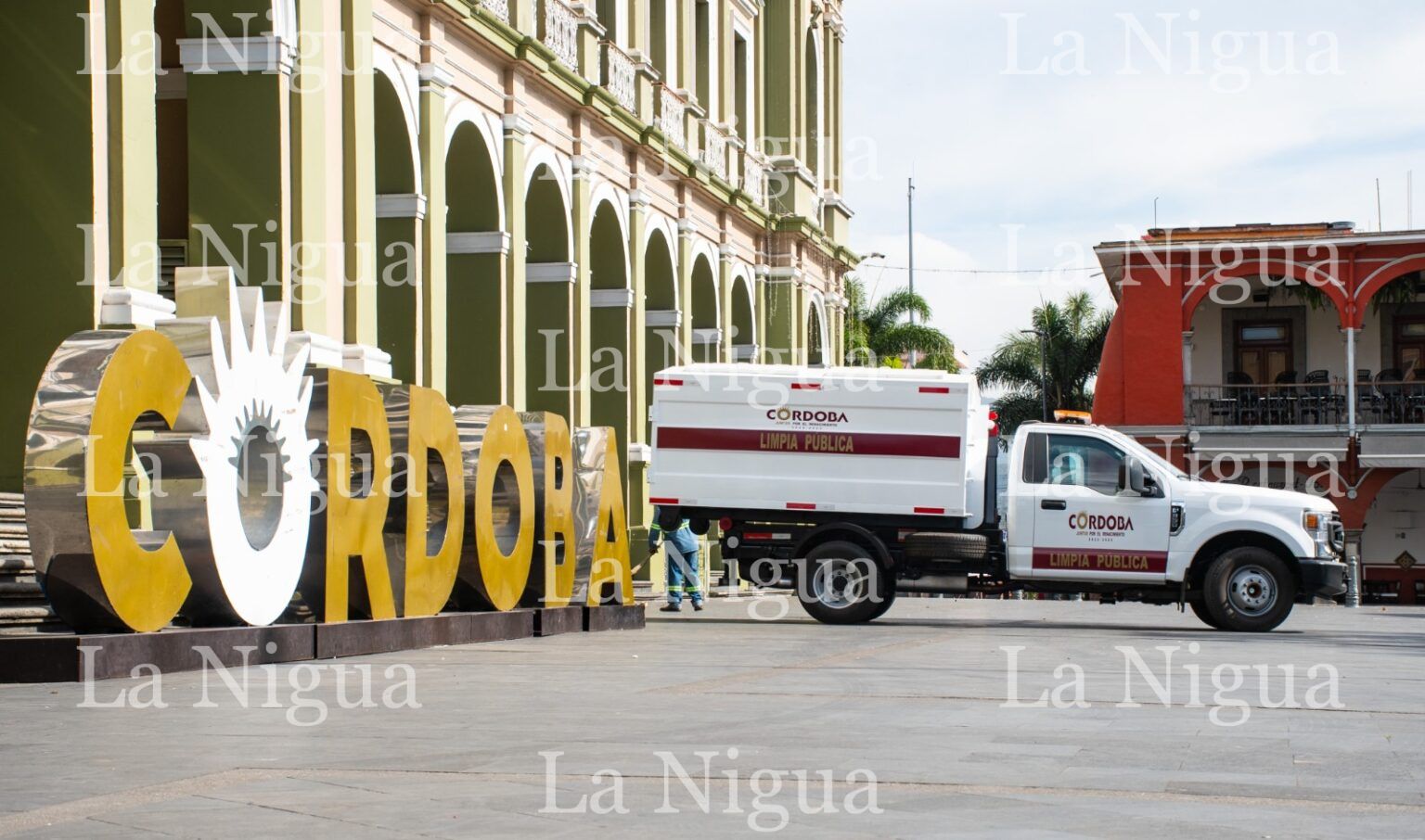 Recibe Limpia Pública unidad especializada para traslado de contenedores de basura