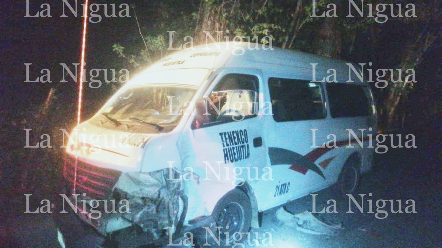 ENCONTRONAZO ENTRE COMBI Y COCHE DEJA 5 HERIDOS