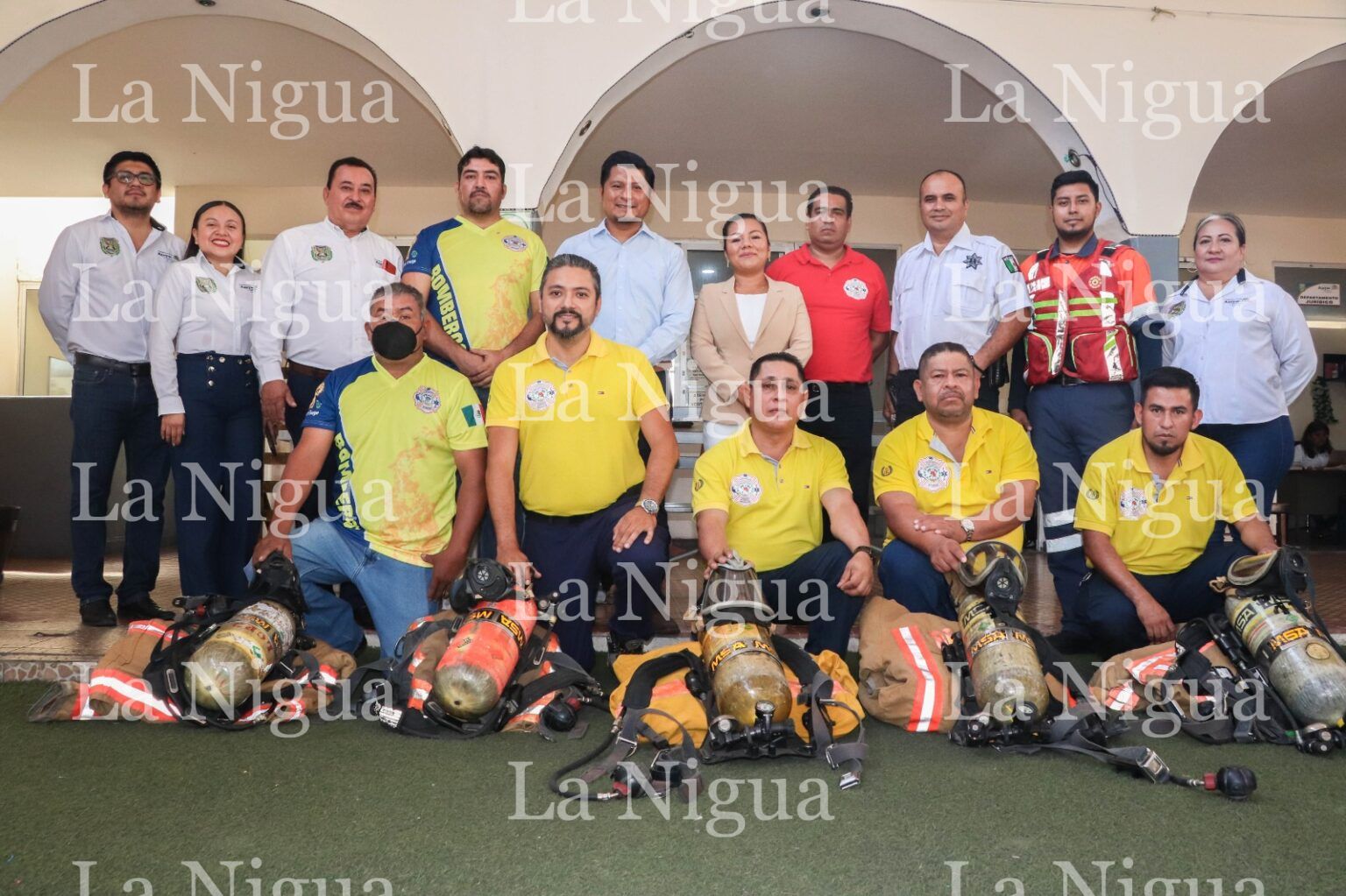 Entrega alcalde de Atoyac, Carlos Ventura, equipo contra incendios a bomberos voluntarios