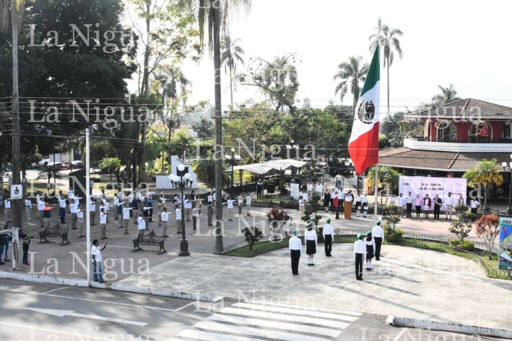 Llama alcalde a honrar símbolos patrios