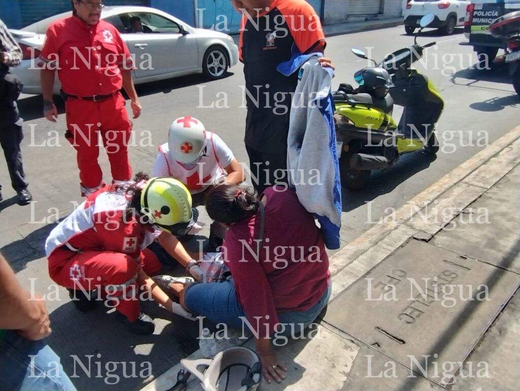 Mujer lesionada en accidente en moto