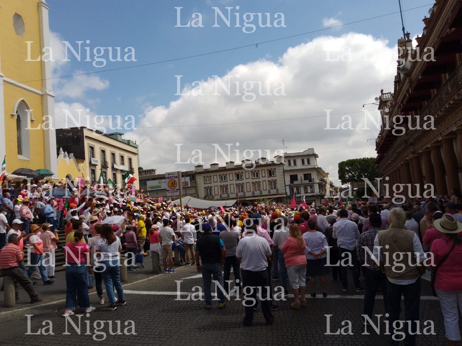 También en Xalapa, cientos marchan a favor del INE