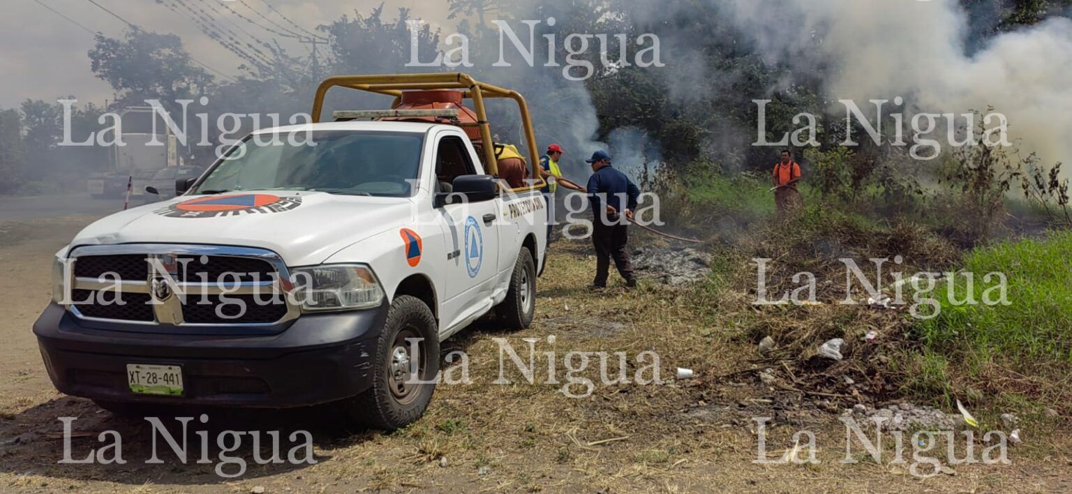 Controlan incendio en lote baldío de Atoyac
