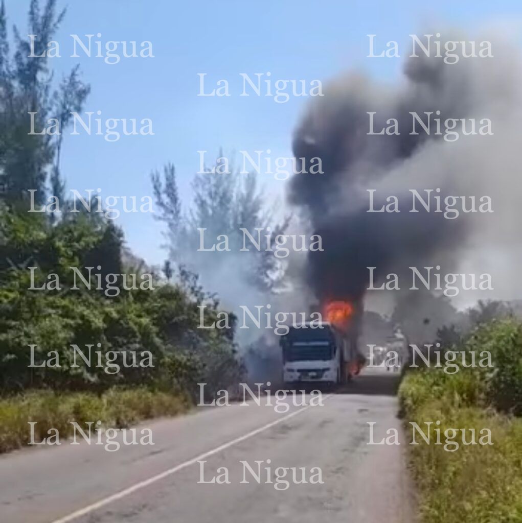 Se incendia autobús turístico que salió de Minatitlan con destino a Monterrey