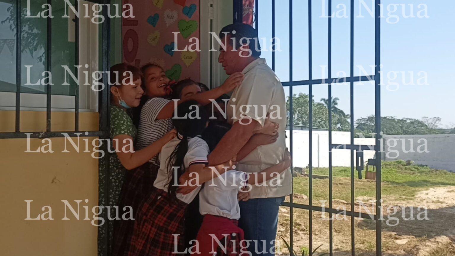 Después de 34 años en el magisterio, dice adiós el profesor Maximino Reyes Torres