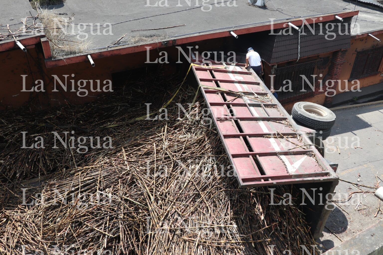 PC de Atoyac brinda ayuda tras accidente de camión cañero