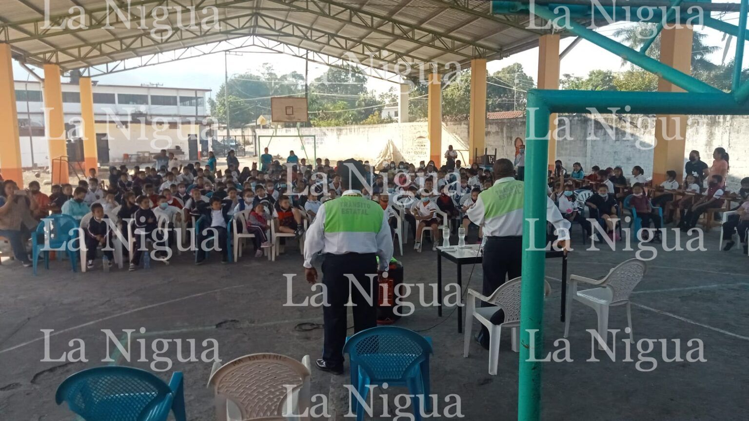 Reciben plática de educación vial estudiantes de Tepatĺaxco