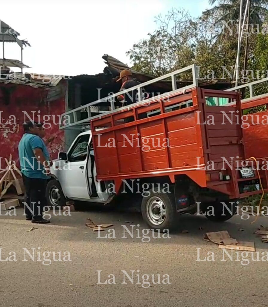 Se impacta camioneta contra vivienda en Cosoleacaque