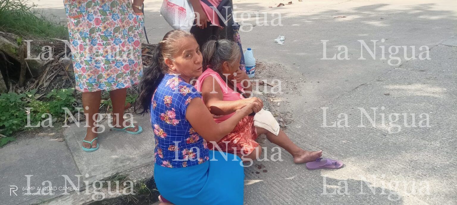Veloz motocicleta atropella a abuelita en Las Choapas