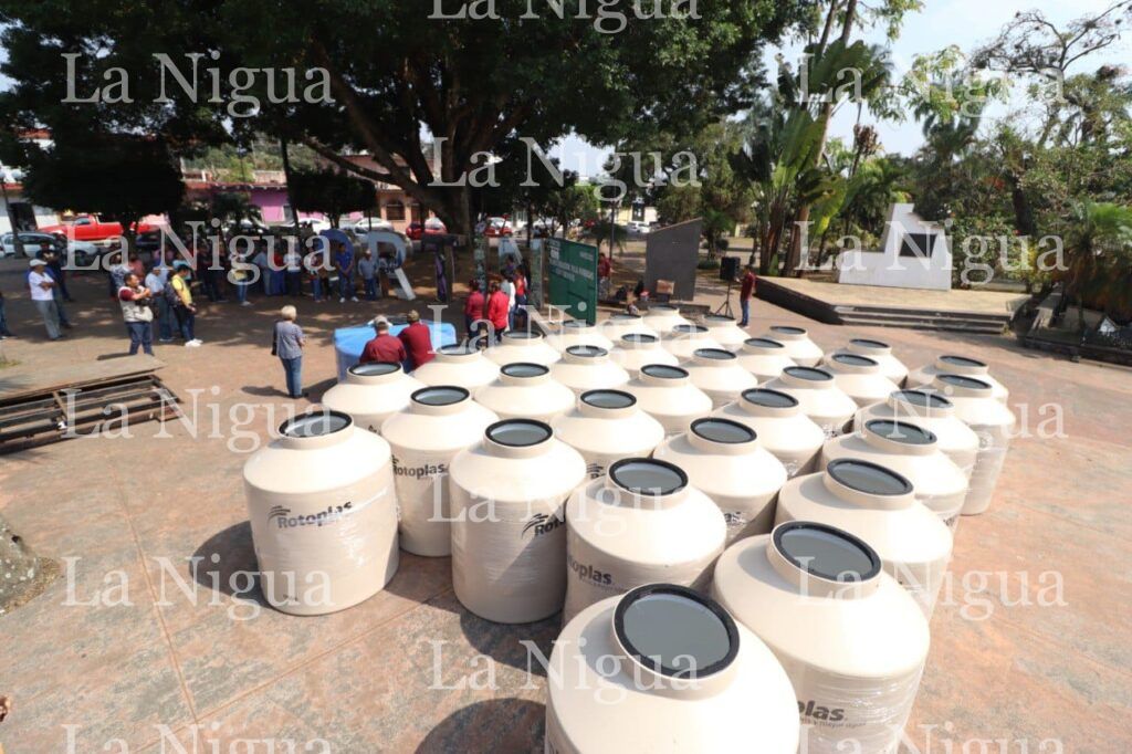 Entregan autoridades subsidio de tanques de almacenamiento de agua