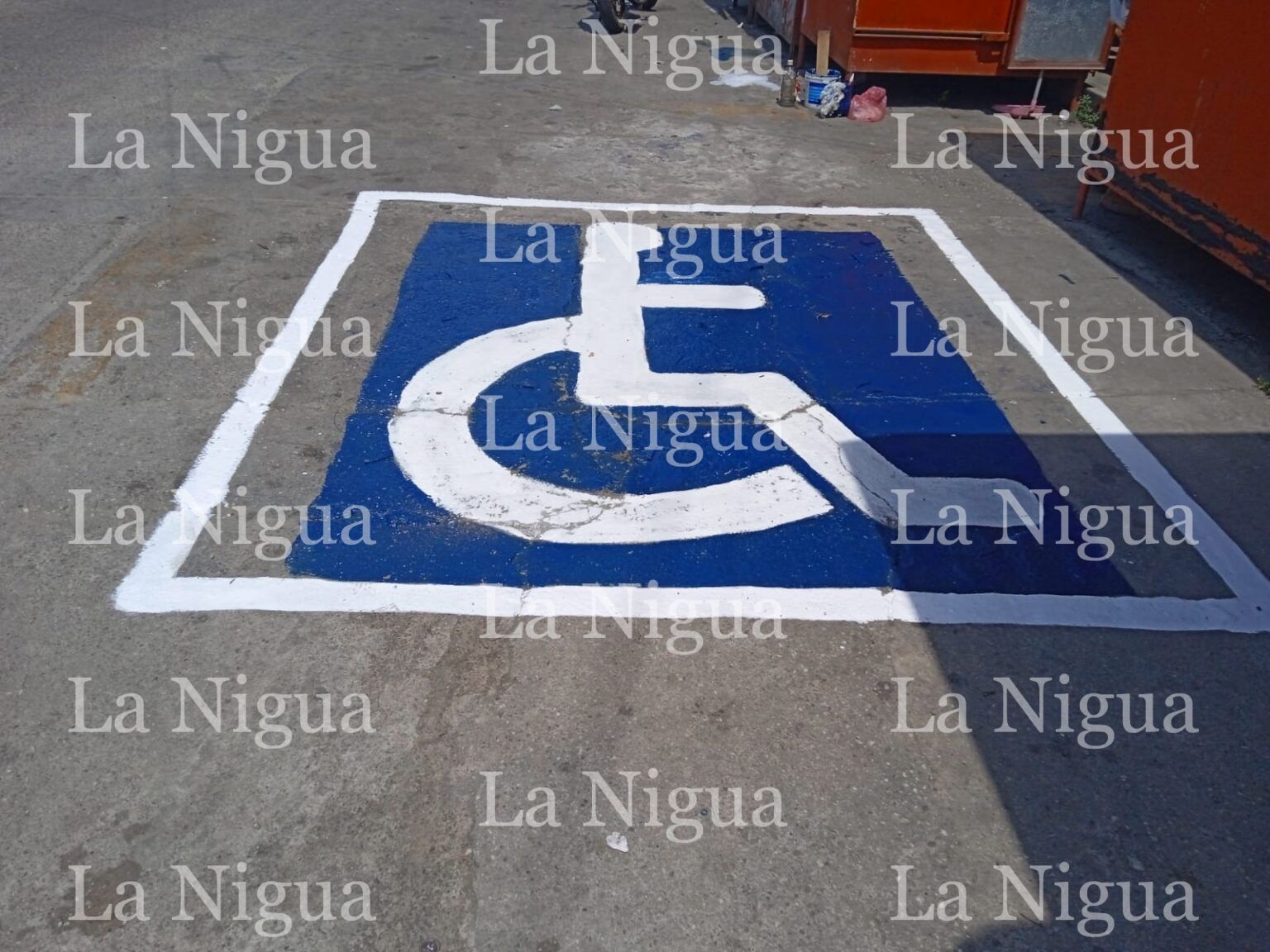 Pintan espacios para personas con capacidades diferentes