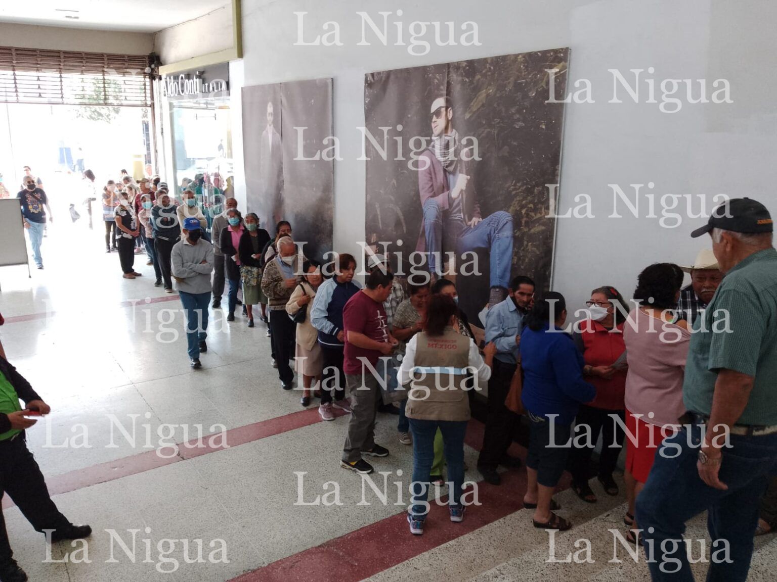 Adultos mayores acuden a cobrar apoyo de Bienestar