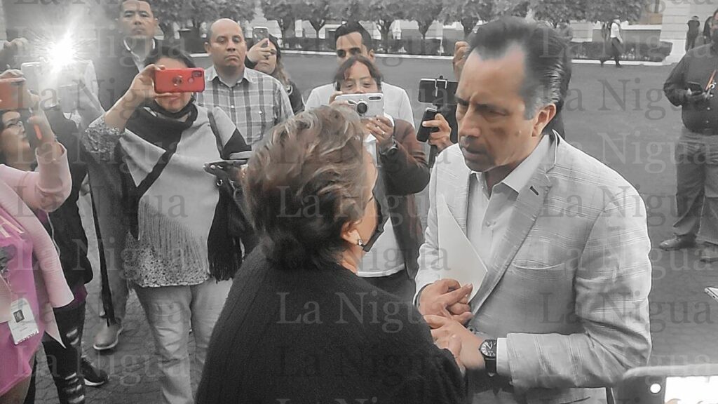 Con lágrimas en los ojos pide madre intervención del gobernador