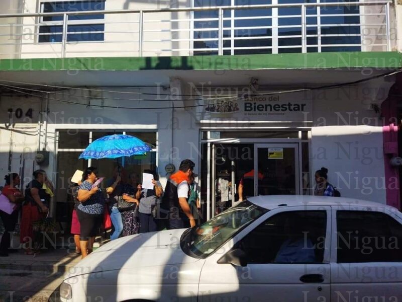 Abuelita se desmaya en banco Bienestar