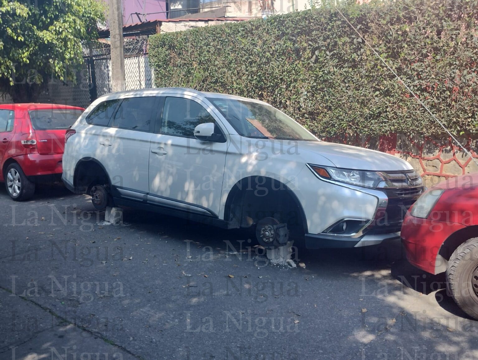 Dejan otra camioneta sin llantas