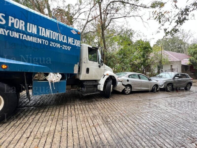 Camión compactador choca contra vehículos estacionados en la Zona Centro