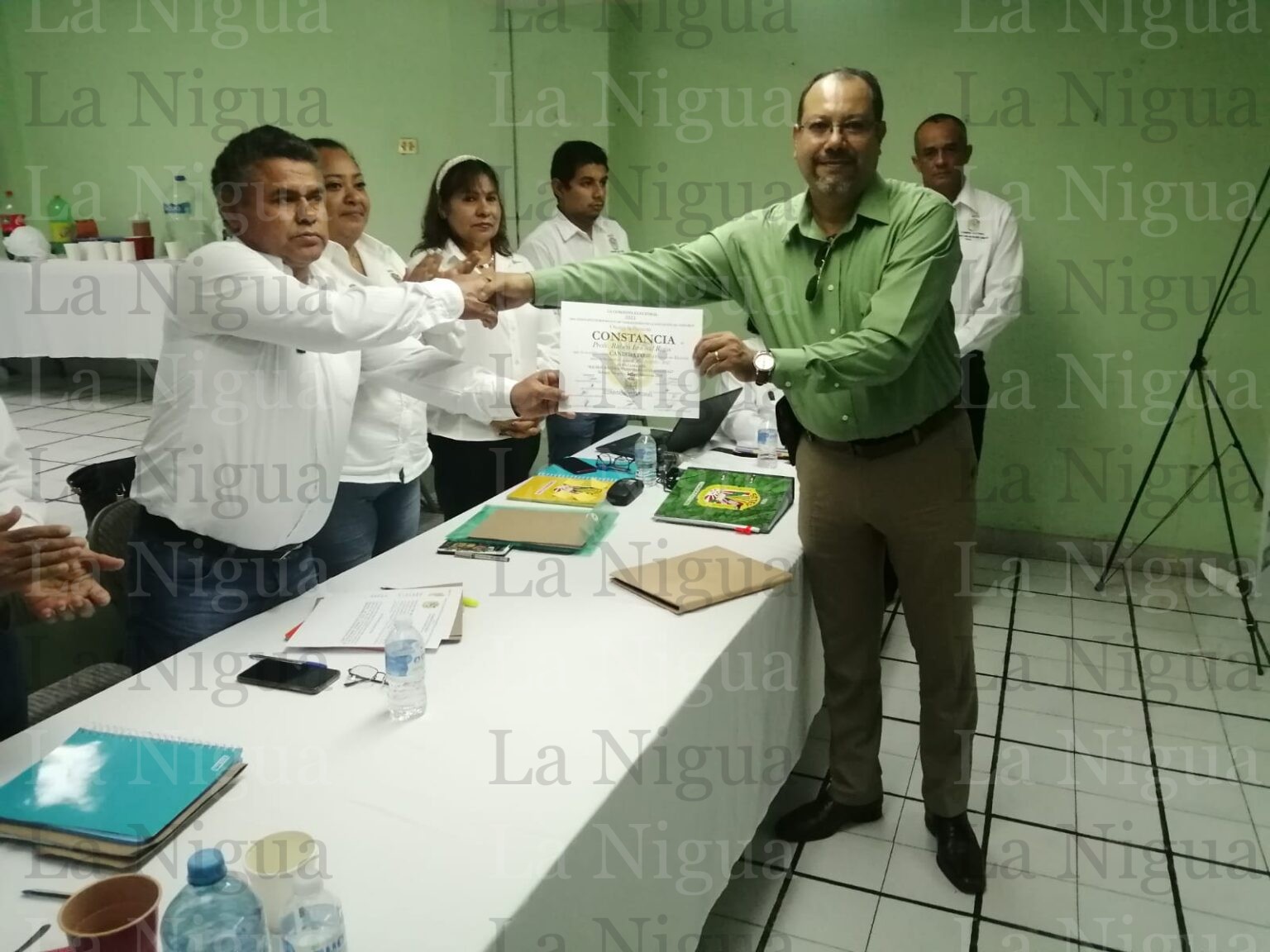 SDTEV entrega constancia de candidato al maestro Rubén Indoval Rojas