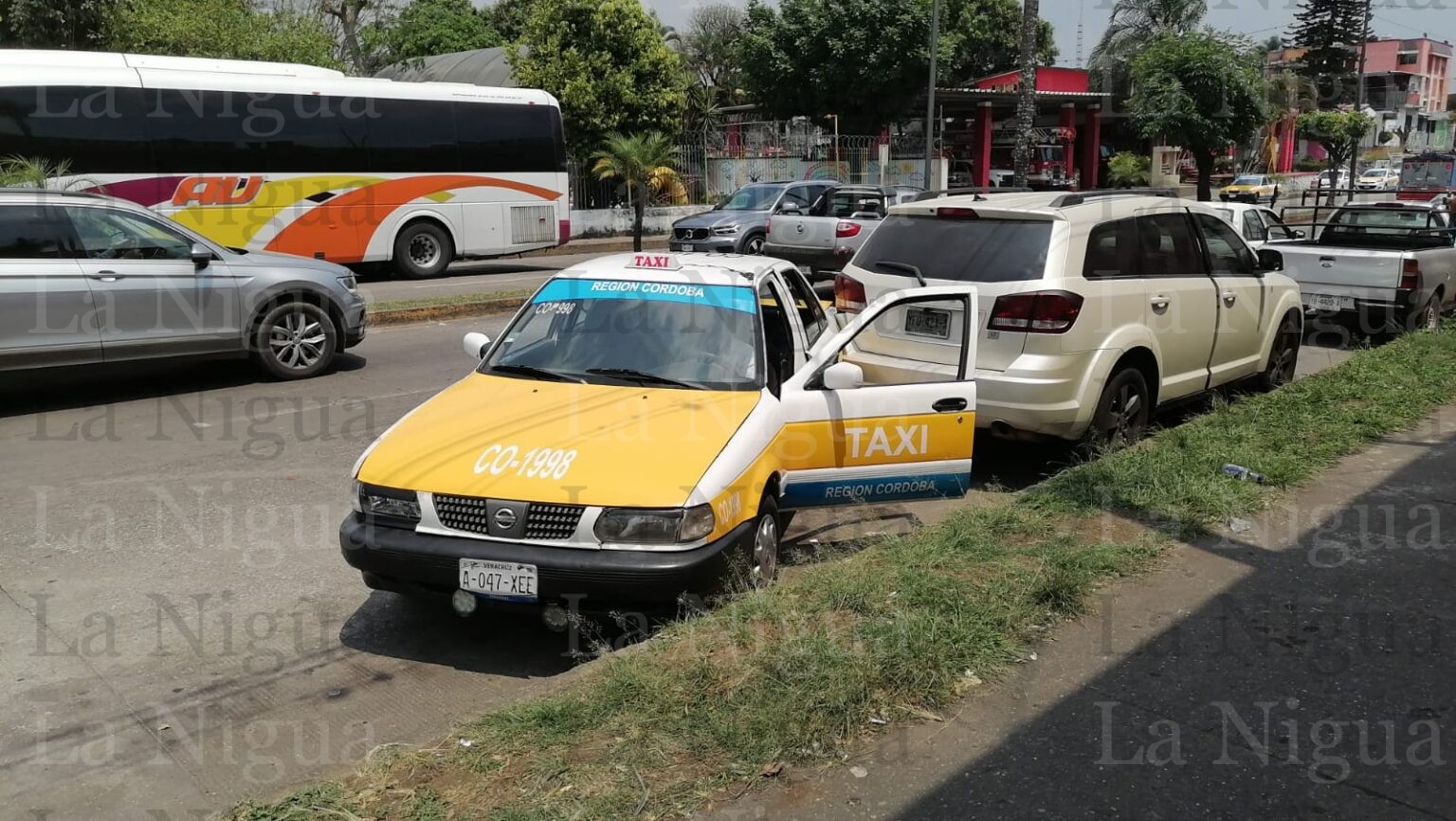 Choca taxi contra Bora